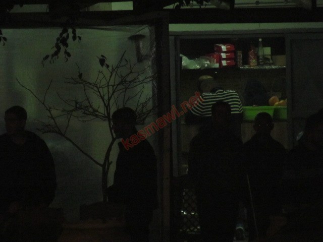عاجل : اصابة رجل بعيارات نارية داخل مقهى في شارع السلطاني 